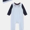 BOSS Kidswear PULL ON HAT SET Grenouillère Pale Blue Enfant -BOSS Soldes Magasin 010d191e680e4b23aed337d8ea4432fb