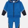 BOSS Kidswear Enfant CARDIGAN+TROUSERS Pantalon De Survêtement Electric Blue -BOSS Soldes Magasin 025ae3f078d34017bcbbeb4cf667f508