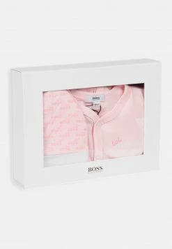 BOSS Kidswear PULL ON HAT SET UNISEX Grenouillère Pink Pale -BOSS Soldes Magasin 058796d89615485ea7c05df85d4d8dcf