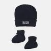 BOSS Kidswear PULL ON HAT SLIPPERS BOX SET UNISEX Bonnet Navy -BOSS Soldes Magasin 10781539f2be43acb4ff3b68b3c4f76e