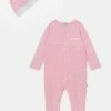 BOSS Kidswear PULL ON HAT SET UNISEX Grenouillère Pink Pale -BOSS Soldes Magasin 293443a95f0545a885b36b47af0285c7