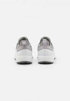 BOSS Kidswear Enfant TRAINERS Baskets Basses Medium Grey -BOSS Soldes Magasin 2d9fb85b91254f2395bb999e9b7228bb