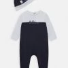 BOSS Kidswear PYJAMAS PULL ON HAT SET Pyjama Bleu Cargo Enfant -BOSS Soldes Magasin 2e8e437a174e48d3b4cffc82effa9379