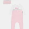 BOSS Kidswear BIB SET Grenouillère Pinkpale Enfant -BOSS Soldes Magasin 33764e811e3040c6ab0fef34a42c5584