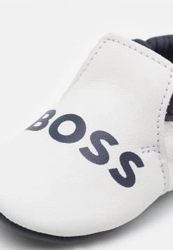 BOSS Kidswear SLIPPERS Chaussons Pour Bébé Navy Enfant 13 BOSS Kidswear SLIPPERS Chaussons Pour Bébé Navy Enfant -BOSS Soldes Magasin 3e17f28f101e405cb67d5fa23b4e3fa8