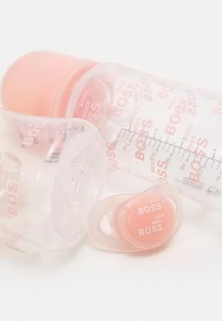 BOSS Kidswear BOTTLE SET UNISEX Service De Table Pour Enfants Pinkpale -BOSS Soldes Magasin 41431ebeea46435ab8bc96c2c9877d8a