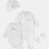 BOSS Kidswear HAT MITTENS SET UNISEX Grenouillère White -BOSS Soldes Magasin 47e249f694f64540862420ab2301f7b0