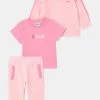 BOSS Kidswear TROUSERS SET Survêtement Baby Pink Enfant -BOSS Soldes Magasin 4f7875cdf7464b17abe4800e24c0e853