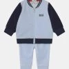 BOSS Kidswear Enfant TRACK SUIT Survêtement Pale Blue -BOSS Soldes Magasin 55481115432147abaeeb5b53269a8cf7