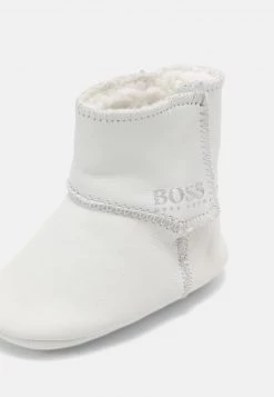 BOSS Kidswear NEW BORN UNISEX Chaussons Pour Bébé Offwhite 15 BOSS Kidswear NEW BORN UNISEX Chaussons Pour Bébé Offwhite -BOSS Soldes Magasin 59f905fac1a940eebe7f14f84411024e