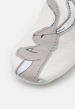 BOSS Kidswear NEW BORN UNISEX Chaussons Pour Bébé White 13 BOSS Kidswear NEW BORN UNISEX Chaussons Pour Bébé White -BOSS Soldes Magasin 5d9925a2a0b5400c93ddb87dc83c038a