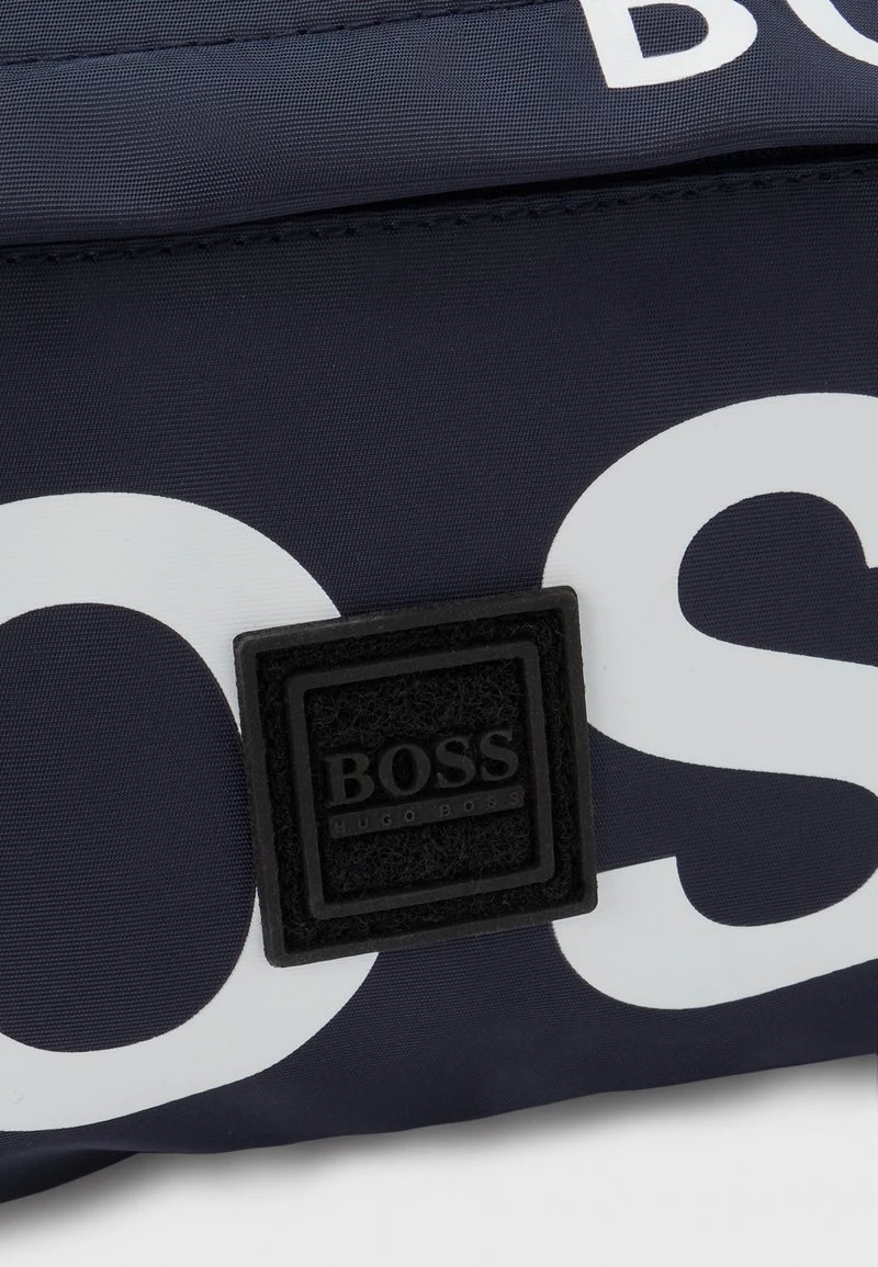 BOSS Kidswear BUM BAG UNISEX Sac Banane Navy 6 BOSS Kidswear BUM BAG UNISEX Sac Banane Navy – Image 4