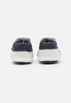 BOSS Kidswear SLIPPERS Chaussons Pour Bébé Navy Enfant 10 BOSS Kidswear SLIPPERS Chaussons Pour Bébé Navy Enfant -BOSS Soldes Magasin 65960878fb084d41b9777ee4c4199a25