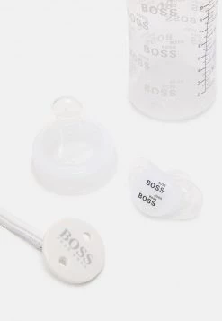 BOSS Kidswear BOTTLE SET UNISEX Service De Table Pour Enfants White -BOSS Soldes Magasin 6a2e6b230fb34f089fbce475f427a390