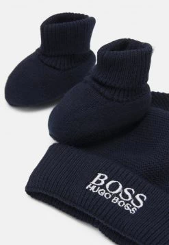 BOSS Kidswear PULL ON HAT SLIPPERS BOX SET UNISEX Bonnet Navy -BOSS Soldes Magasin 819842c14d274f498973be55520b1639