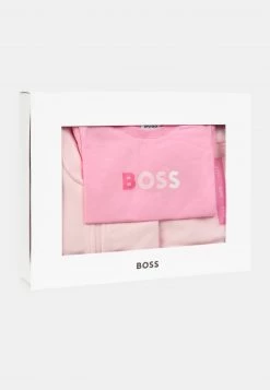 BOSS Kidswear TROUSERS SET Survêtement Baby Pink Enfant 9 BOSS Kidswear TROUSERS SET Survêtement Baby Pink Enfant -BOSS Soldes Magasin 88d9a2b6c93c40d4aa62d347797ad66f