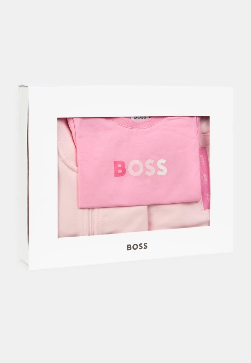 BOSS Kidswear TROUSERS SET Survêtement Baby Pink Enfant 6 BOSS Kidswear TROUSERS SET Survêtement Baby Pink Enfant – Image 4
