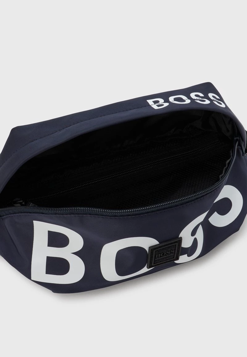 BOSS Kidswear BUM BAG UNISEX Sac Banane Navy 5 BOSS Kidswear BUM BAG UNISEX Sac Banane Navy – Image 3