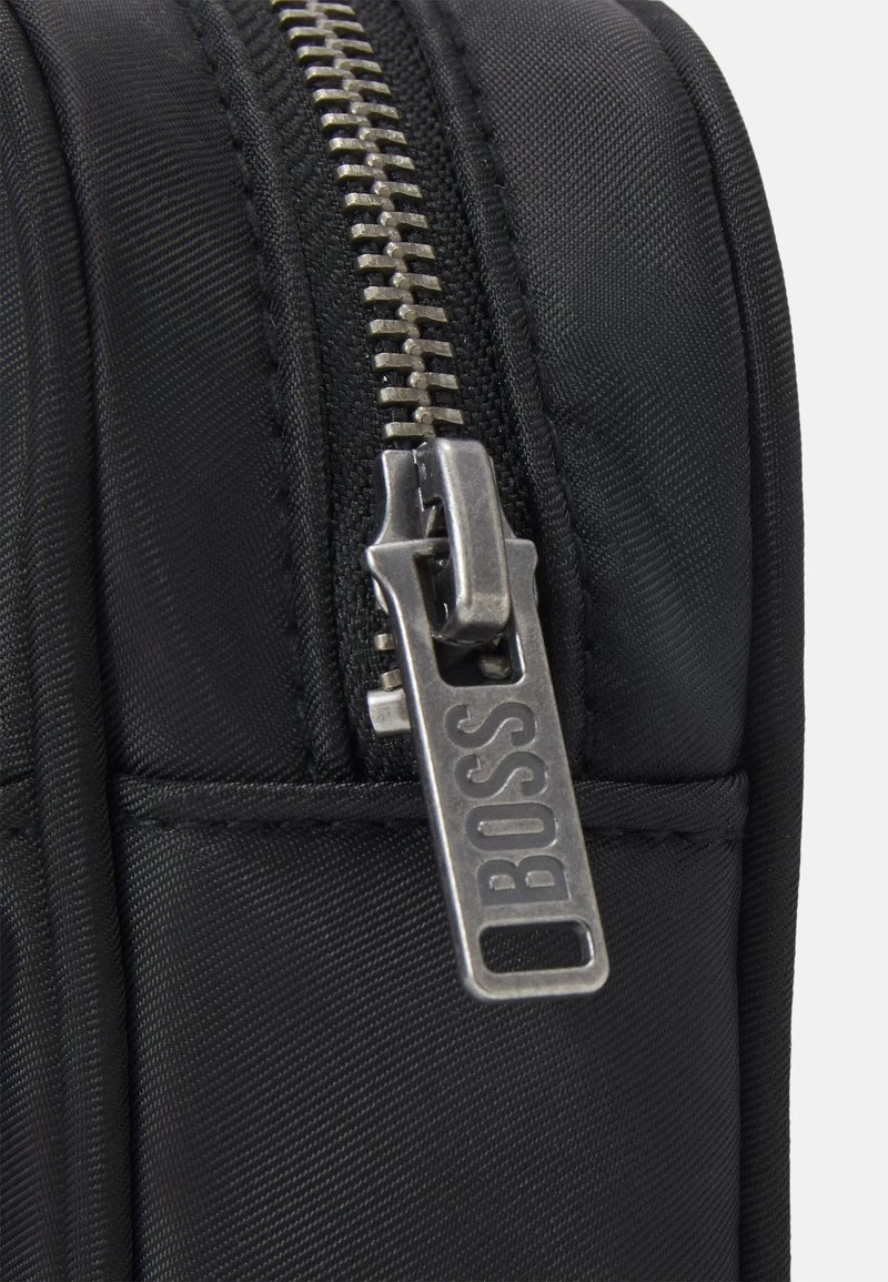 BOSS Kidswear BUM BAG UNISEX Sac Bandoulière Black 6 BOSS Kidswear BUM BAG UNISEX Sac Bandoulière Black – Image 4