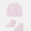 BOSS Kidswear PULL ON HAT SLIPPERS BOX SET UNISEX Bonnet Pinkpale -BOSS Soldes Magasin 98f5035868f54c8b9d290ba9881a05ff