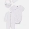 BOSS Kidswear SOFT SET Grenouillère White Enfant 1 BOSS Kidswear SOFT SET Grenouillère White Enfant -BOSS Soldes Magasin a3ce64c71b824992ad88bd75a697d765