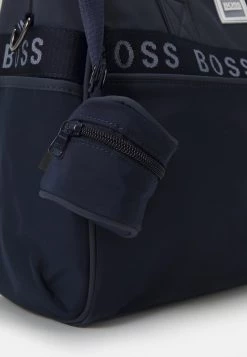 BOSS Kidswear CHANGING BAG UNISEX Sac à Langer Navy 13 BOSS Kidswear CHANGING BAG UNISEX Sac à Langer Navy -BOSS Soldes Magasin b00017721ffb466c9d97eb76899ae26a