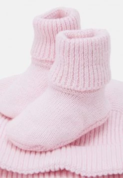 BOSS Kidswear PULL ON HAT SLIPPERS BOX SET UNISEX Bonnet Pinkpale -BOSS Soldes Magasin b32cdd168d554fa998220ce40a75a4ce