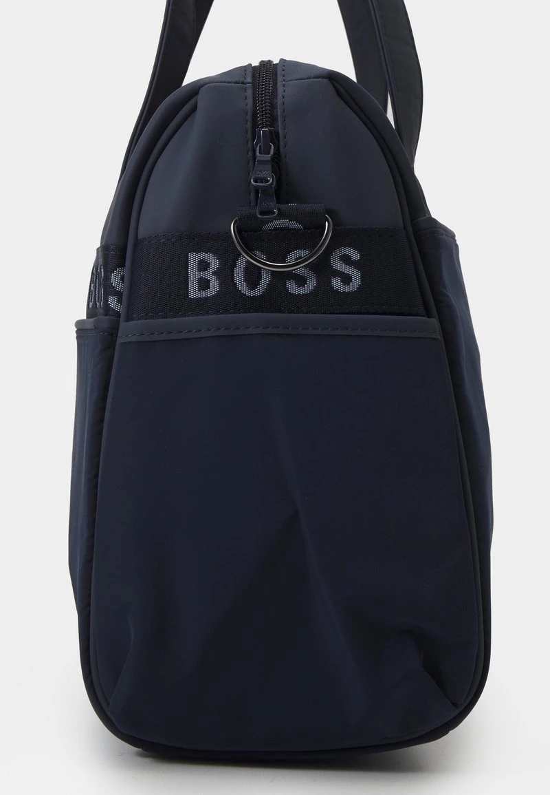 BOSS Kidswear CHANGING BAG UNISEX Sac à Langer Navy 6 BOSS Kidswear CHANGING BAG UNISEX Sac à Langer Navy – Image 4