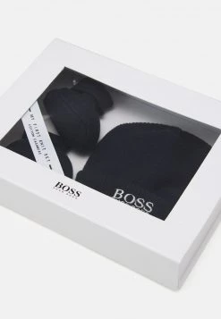 BOSS Kidswear PULL ON HAT SLIPPERS BOX SET UNISEX Bonnet Navy -BOSS Soldes Magasin d99fc8493a1e4d9b9ff3ce4d275e4fff
