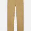 BOSS Kidswear TROUSERS Chino Terre Enfant 1 BOSS Kidswear TROUSERS Chino Terre Enfant -BOSS Soldes Magasin dd77517216f24319bb1e7cbebb1c7427