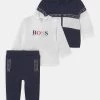 BOSS Kidswear Enfant TROUSERS SET Veste De Survêtement Navy 1 BOSS Kidswear Enfant TROUSERS SET Veste De Survêtement Navy -BOSS Soldes Magasin ded6a6d510c64dbb81297b3bcb62a05b