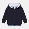 BOSS Kidswear CARDIGAN SUIT UNISEX Sweat à Capuche Zippé Bleu Cargo -BOSS Soldes Magasin efbae40537874e8cb11d55e68016370b